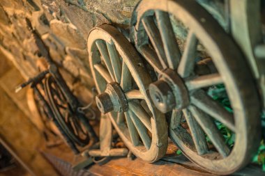 Taş evdeki ahşap tekerlek