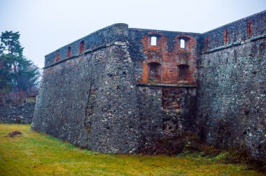 Palanok Kalesi ve büyük duvarları, Ukrayna 'nın en iyi kaleleri.