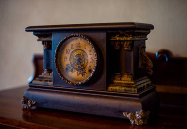 Eski ahşap saat siyah ve altın