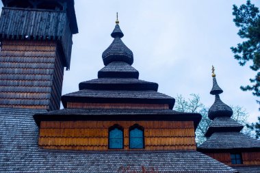 Güzel eski pencereleri olan antik ahşap bir ev.