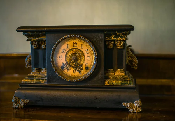 Antiguo Reloj Madera Negro Oro Imagen de stock