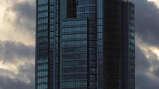 Edificio de Rascacielos / Edificio Corporativo / Nubes y Cielo — Vídeo de stock