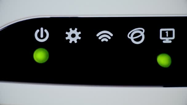 Cinque luci lampeggianti sul router di rete Wi-Fi — Video Stock