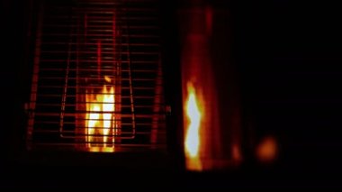 Karanlıkta çağdaş metalik dekoratif lambalar içinde yanan ateş