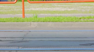 Raylar geçen tramvay durdurmak ve daha ileri gidip