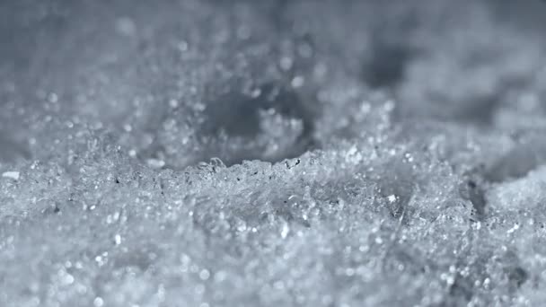 Schmelzender Schnee / schmelzendes Eis / schmelzender Eisberg / Effekt der globalen Erwärmung — Stockvideo