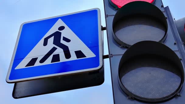 Sygnalizacja świetlna z znak przejście dla pieszych, zmiana kolorów — Wideo stockowe