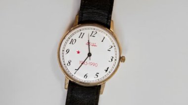 1990 yılında 45 onuruna gazileri için Sovyet Quartz kol saati hatırası