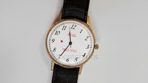 Sovjetiske Quartz armbåndsur Souvenir af 1990 for veteraner til ære for 45th – Stock-video