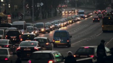 Akşam sokakta yoğun trafik