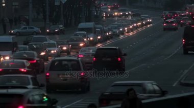 Akşam sokakta yoğun trafik