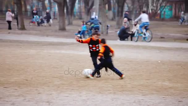 Anak laki-laki dilatih untuk bermain bola — Stok Video