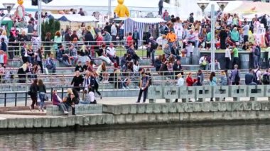 Nehir setin bayram adil yürüyen insan kalabalığı