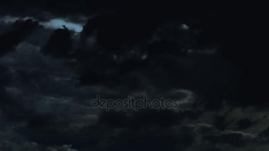 Loopable: Zaman atlamalı sırasında yıldırım ile şiddetli fırtına bulutların