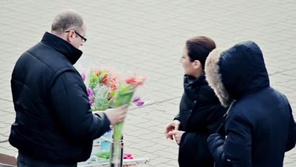 Δύο γυναίκες Αγοράστε λουλούδια από προμηθευτή δρόμο — Αρχείο Βίντεο