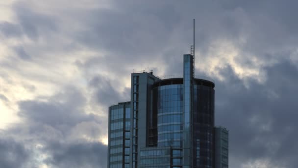 Здание небоскреба / Корпоративное здание / Облака и небо — стоковое видео