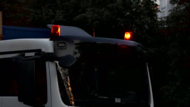 Turuncu Flasher spin ve birden parlamak üstünde çatı kamyonun arka plan üzerinde taksi
