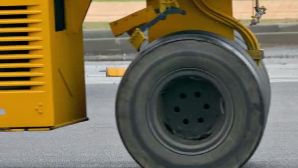 Pavers and Rollers reparação de asfalto de estrada na cidade — Vídeo de Stock