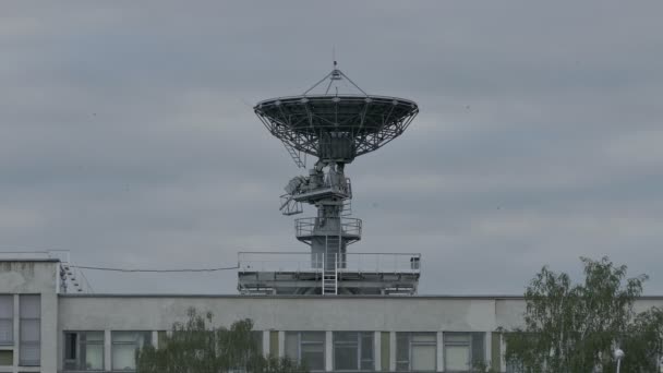 Large Nine-Meter Dish-Shaped Antenna on Roof of Govermental Research — Stock Video