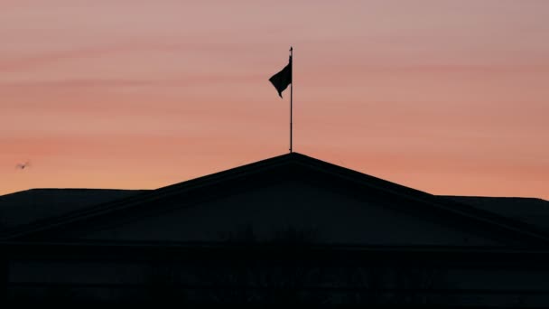 Abstraktní státní vlajka na střeše budovy úředník tetelící se proti — Stock video