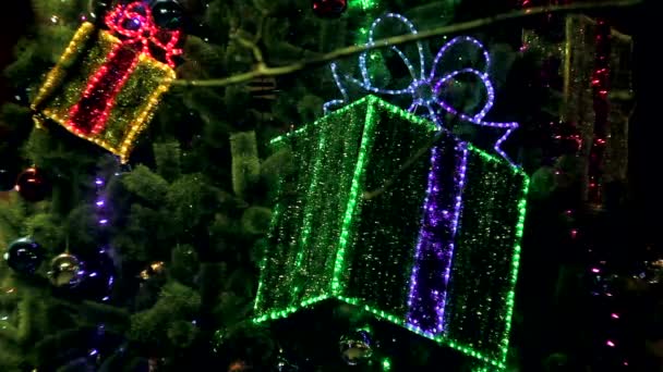 Zdobené vánoční strom s blikající dárkové krabičky a zářící světla — Stock video
