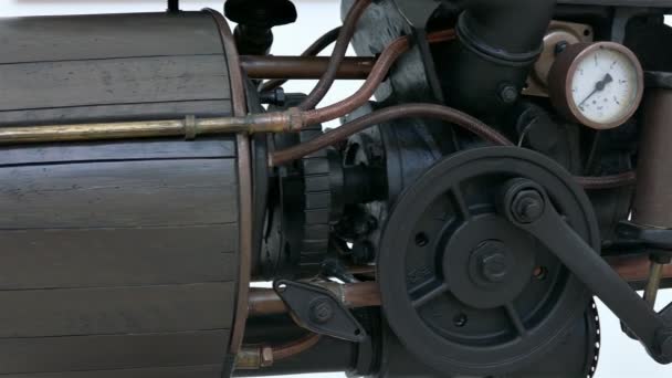 Panoramique sur une vieille machine à vapeur brun-noir — Video