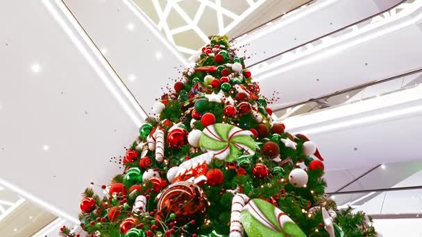 Árbol de Navidad decorado grande en grandes parpadeos de centro comercial de varios pisos con — Vídeos de Stock