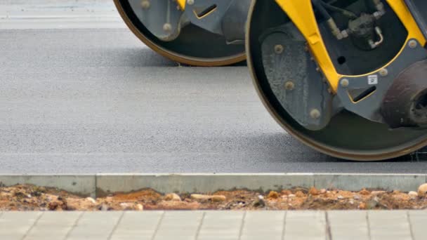 Pavimenti e rulli di riparazione asfalto strada in città — Video Stock