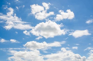 Bulutlu mavi gökyüzü