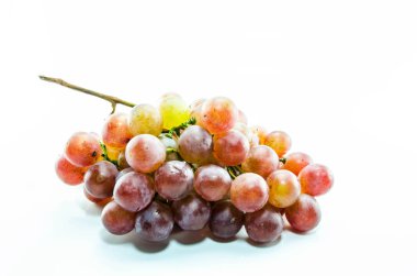  Beyaz üzerine izole edilmiş kırmızı üzüm.