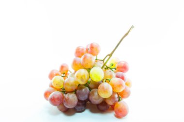  Beyaz üzerine izole edilmiş kırmızı üzüm.