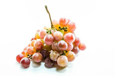  Beyaz üzerine izole edilmiş kırmızı üzüm.