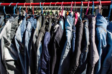 Güneşte kurumaya yıkama hattı