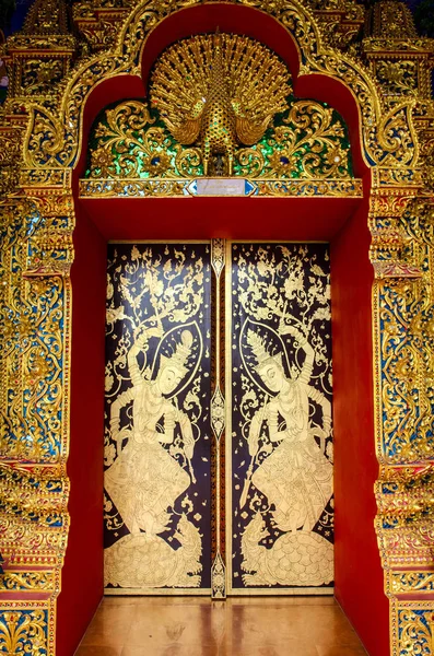 Drzwi kościoła w świątyni Tajlandia — Zdjęcie stockowe