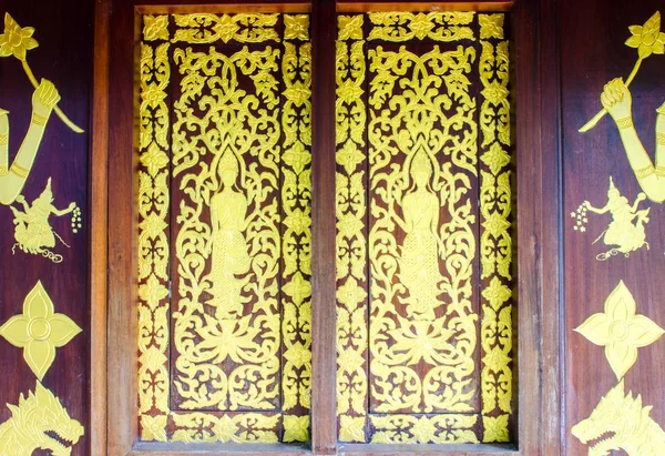 Kostelní dveře v chrámu thailand — Stock fotografie