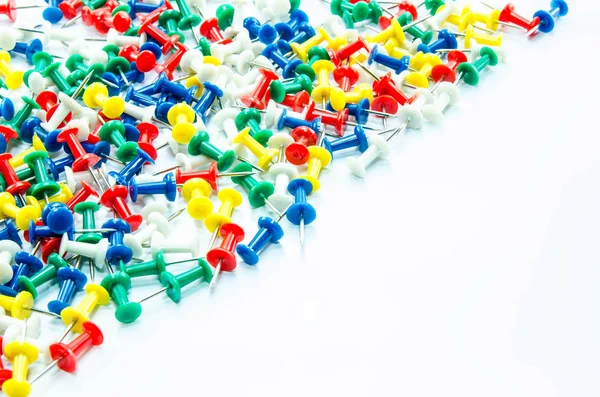  Küme itme Pins beyaz arka plan üzerinde izole farklı renklerde