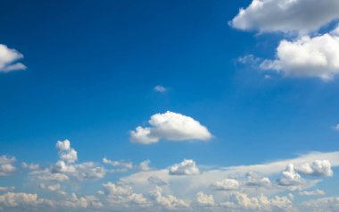 Güzel mavi gökyüzü ve beyaz bulutlar