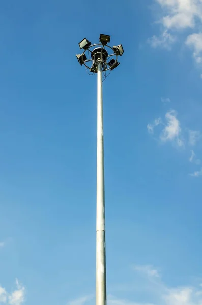 Spot ışık kutup mavi gökyüzü ve bulut