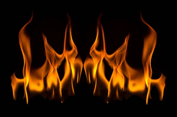 Flammen auf schwarzem Hintergrund — Stockfoto