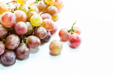 Beyaz üzerine izole edilmiş kırmızı üzüm.