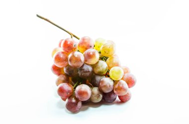 Beyaz üzerine izole edilmiş kırmızı üzüm.