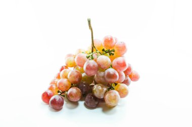 Beyaz üzerine izole edilmiş kırmızı üzüm.