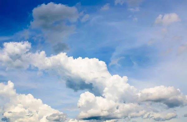 Hermoso cielo azul y fondo de nubes blancas —  Fotos de Stock
