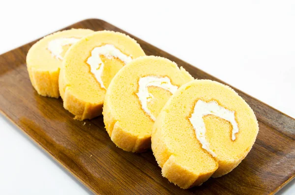 Orange cake ditempatkan di atas baki kayu — Stok Foto