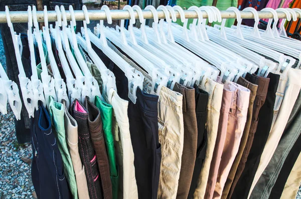 Reihe von Hosen und Kleiderbügeln zum Verkauf — Stockfoto