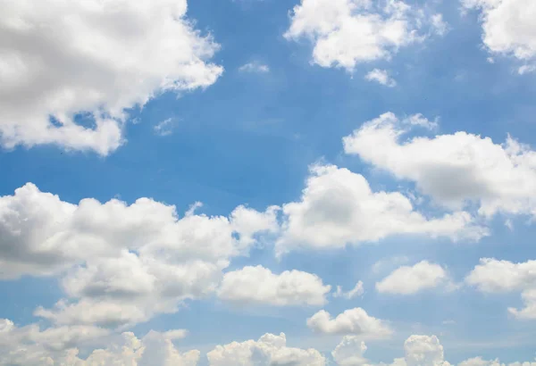 青い空と白い雲の背景 ストック画像