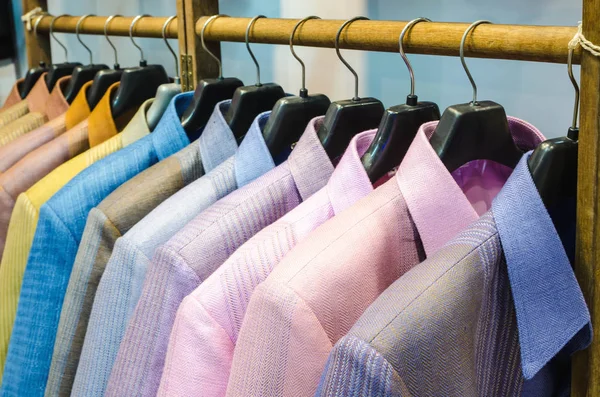 Tayland ipek gömlek bir clothesline üzerinde asılı