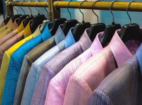 Tayland ipek gömlek bir clothesline üzerinde asılı