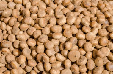 Tayland yerli çiğ kestane. bir kestane. yerel pazarda Tay kestane yığını