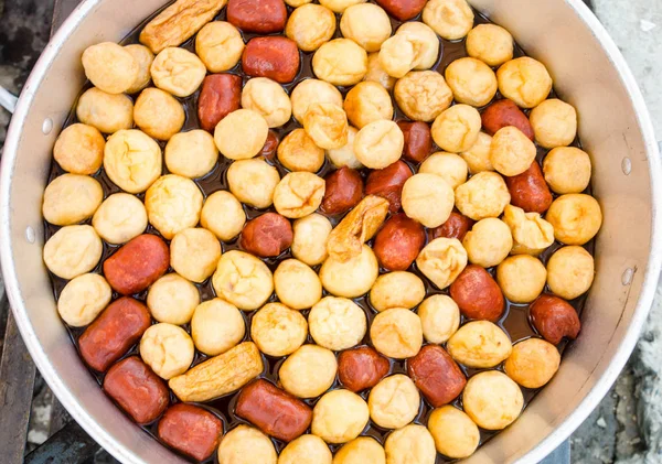 Bola de peixe frito (comida tailandesa) na panela — Fotografia de Stock